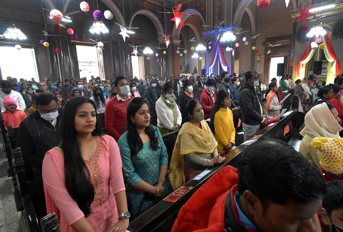 Christmas Day: Night curfew restrictions broken, crowd gathered to see Jesus
