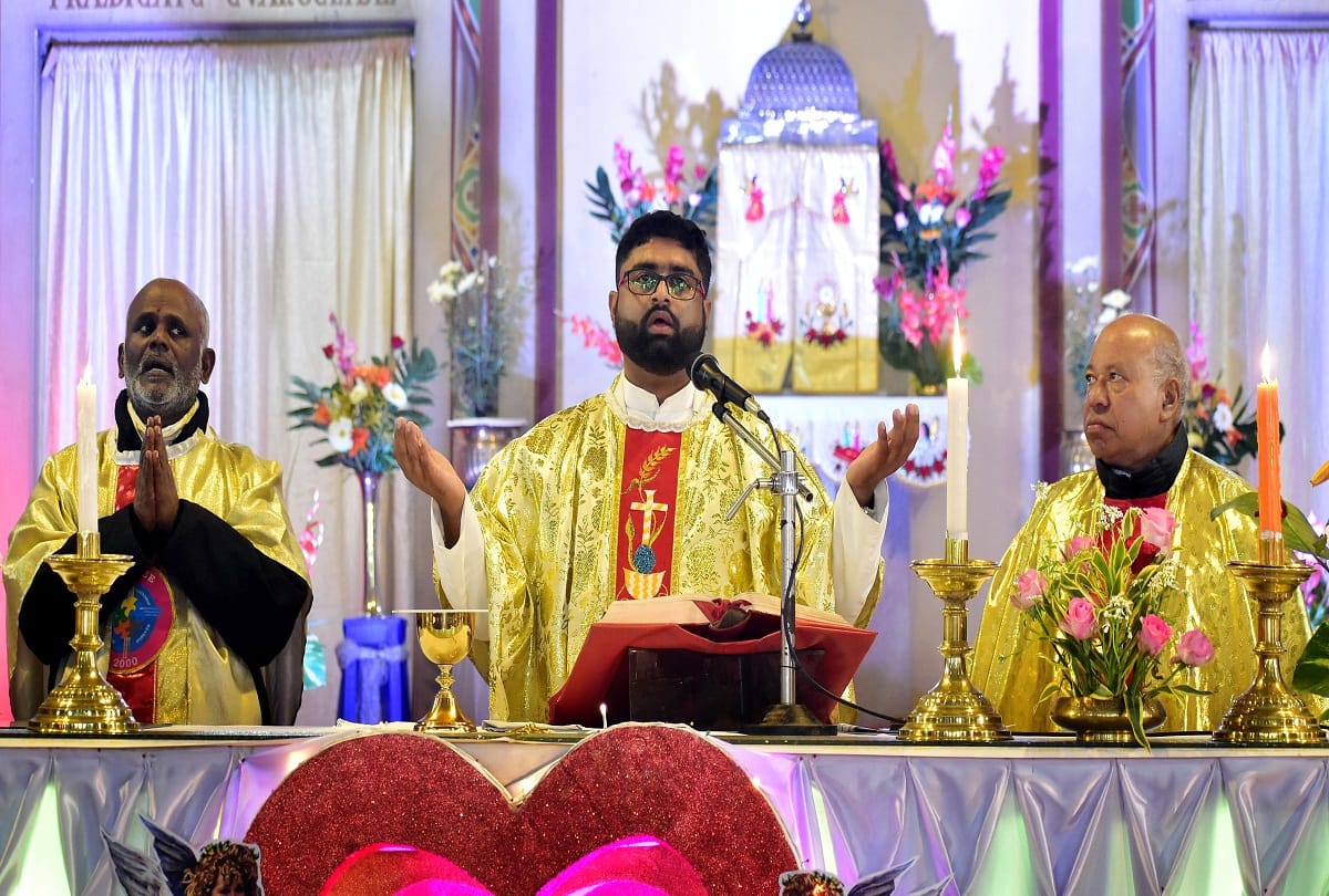 Christmas Day: Night curfew restrictions broken, crowd gathered to see Jesus