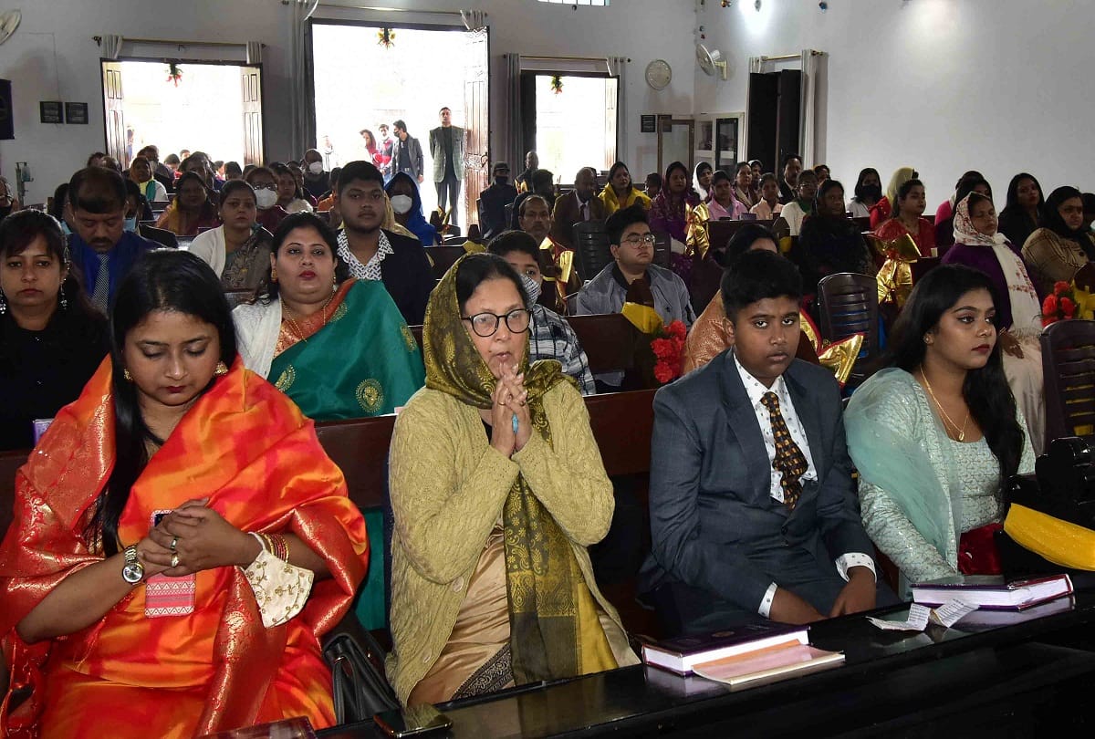 Christmas Day: Night curfew restrictions broken, crowd gathered to see Jesus