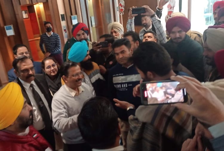 Meeting Between Delhi CM Arvind Kejriwal And Transport Minister Amarinder Singh Raja Warring in Amritsar