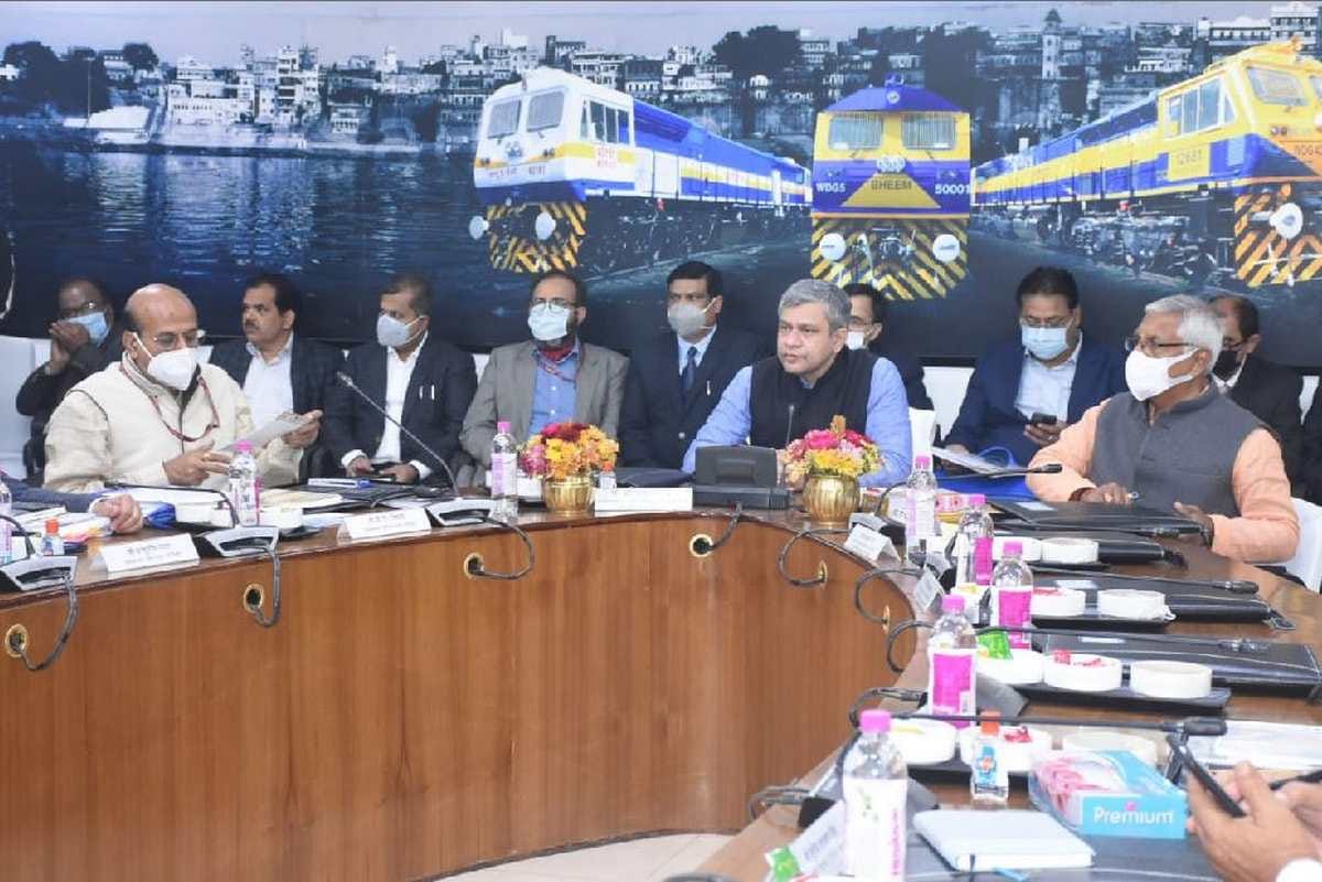 Railway Minister gift to Banaras of High speed trains like Vande Bharat run on Mumbai and Delhi routes 