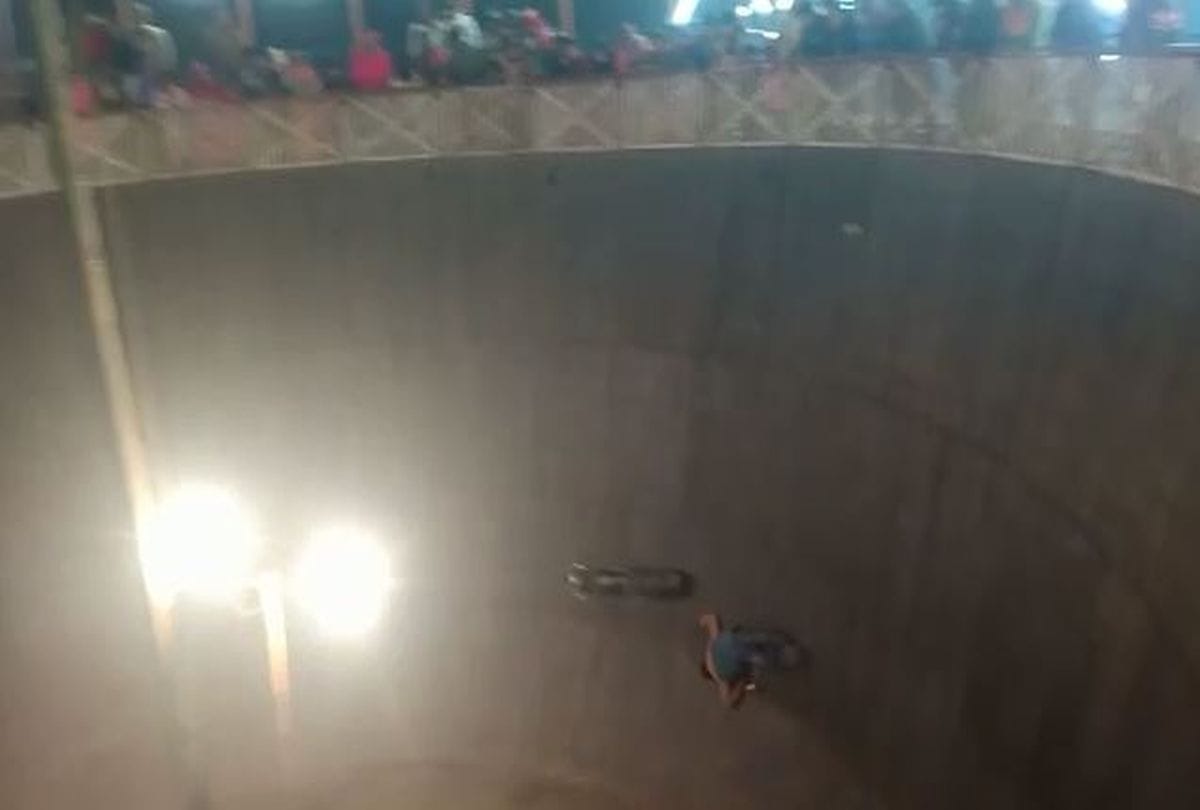 Stuntman falls from bike during live show in Maut Ka Kuan in Kasganj
