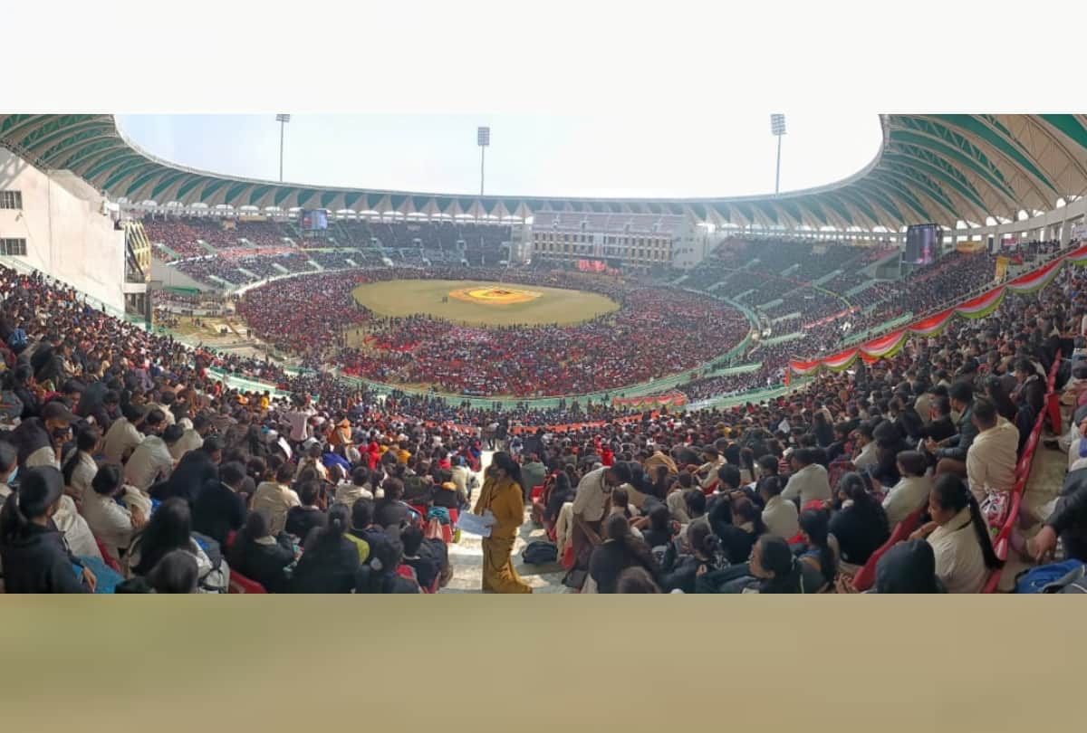 CM yogi Adityanath distributes the tablet and smartfones to students.