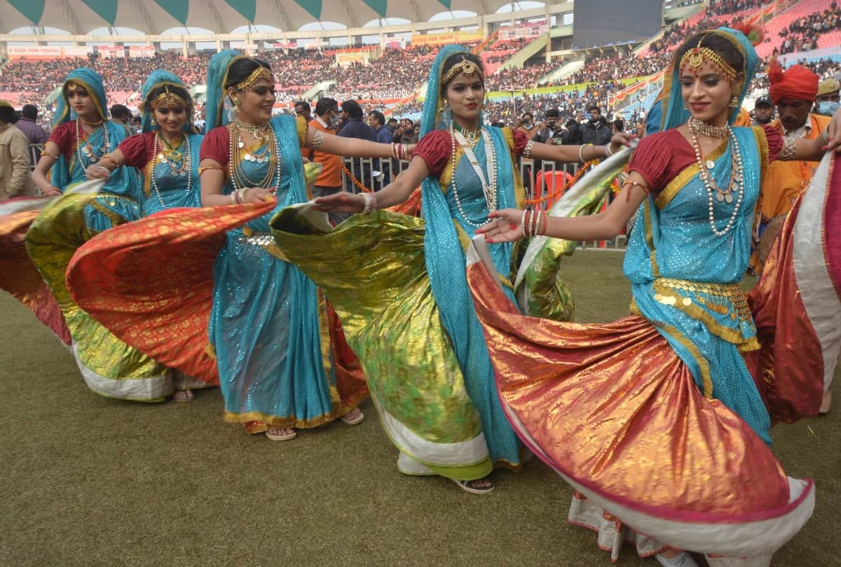 CM yogi Adityanath distributes the tablet and smartfones to students.