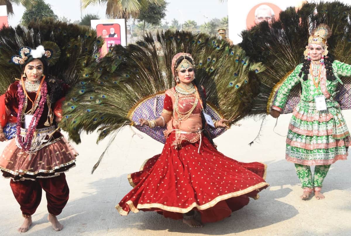CM yogi Adityanath distributes the tablet and smartfones to students.