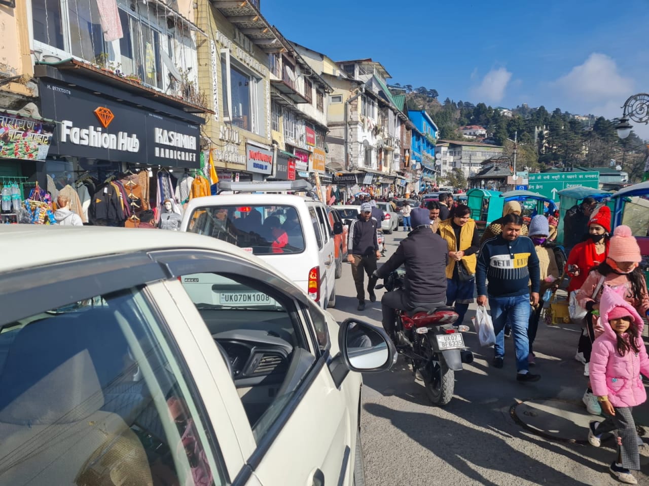 christmas 2021: tourist town dhanaulti buzzing with tourists on Christmas today, see photos