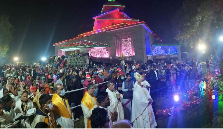 varanasi christmas 2021: Church decorated in Kashi special worship with carols in churches at 12 o clock children become Santa 
