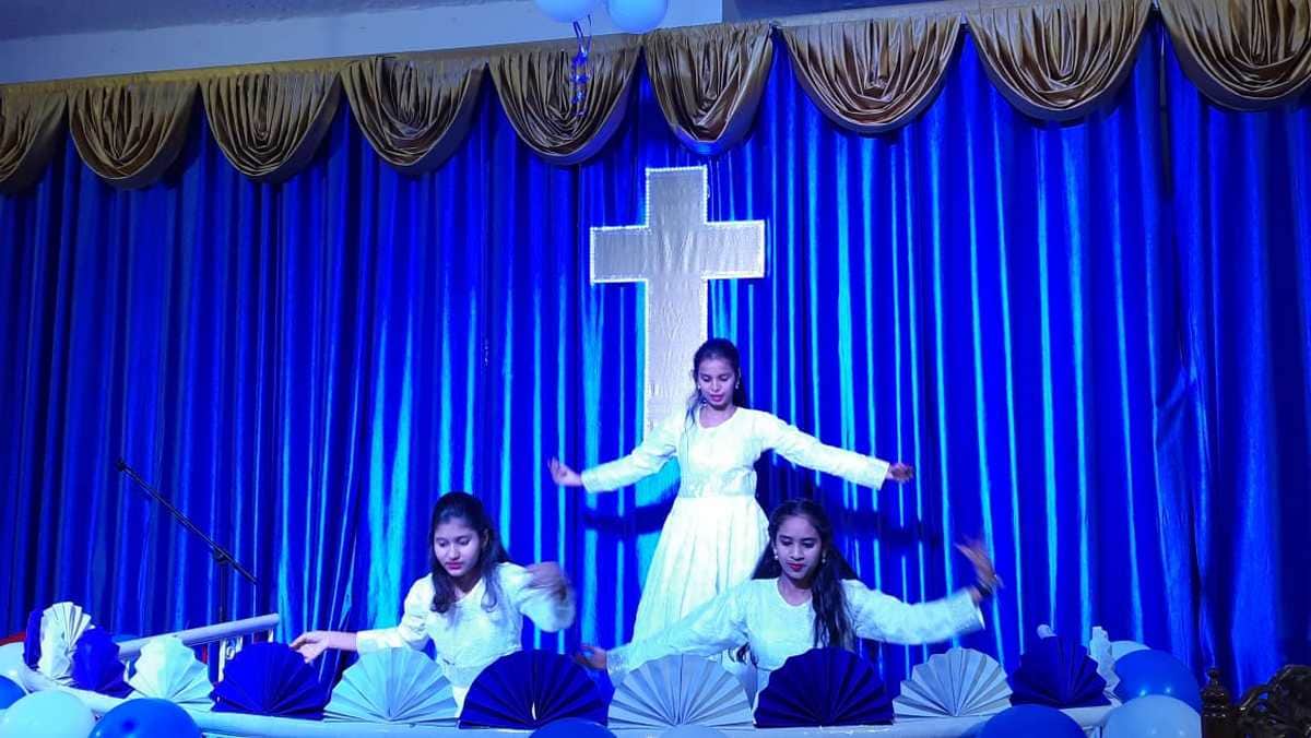varanasi christmas 2021: Church decorated in Kashi special worship with carols in churches at 12 o clock children become Santa 