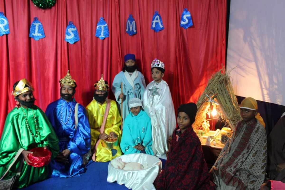 varanasi christmas 2021: Church decorated in Kashi special worship with carols in churches at 12 o clock children become Santa 