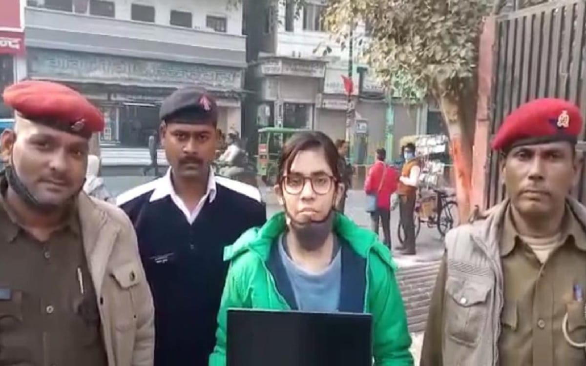 Traffic policemen set an example of honesty in varanasi laptop bag returned safely to girl student said thank you varanasi police