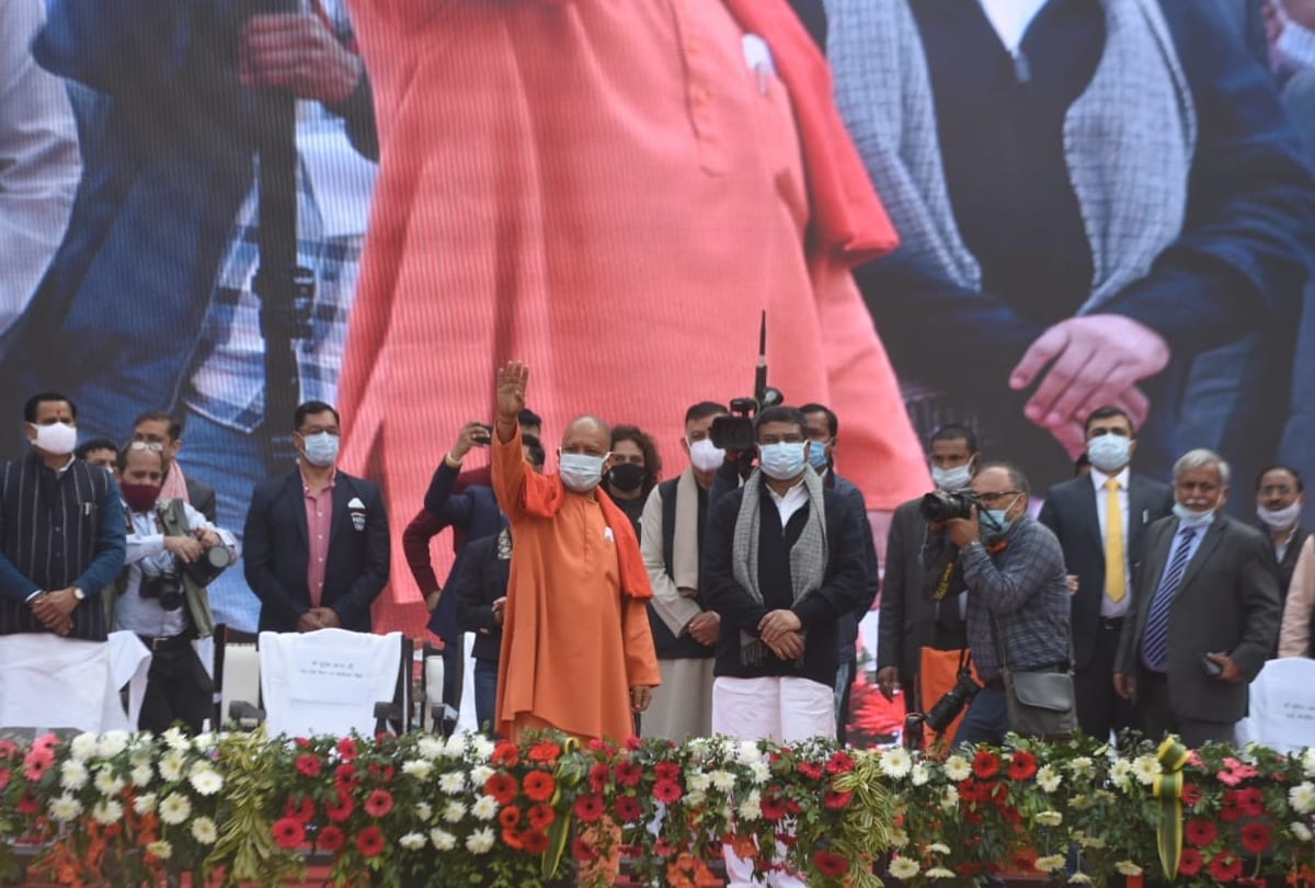 up cm yogi distribute free laptop yojana today: Chief Minister Yogi Adityanath launches one crore free tablet, smartphone distribution campaign