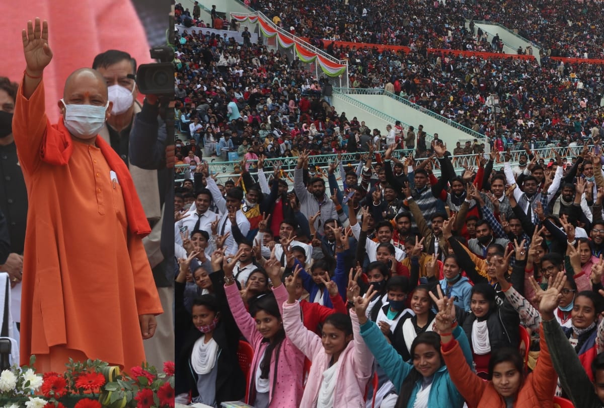 CM yogi Adityanath distributes the tablet and smartfones to students.