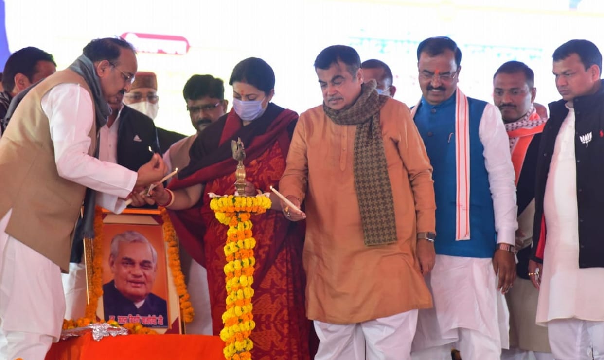 Gift of 737 crore to Amethi on Atal Jayanti