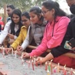 क्रिसमस पर नगर निगम के पास ऑल सेंट  चर्च में मोमबत्ती जलाकर अपनी मुरादे मागंती युवतियां।
