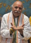 पत्रकारों के सवालों का जवाब देते डा. प्रवीण तोगड़िया- संवाद