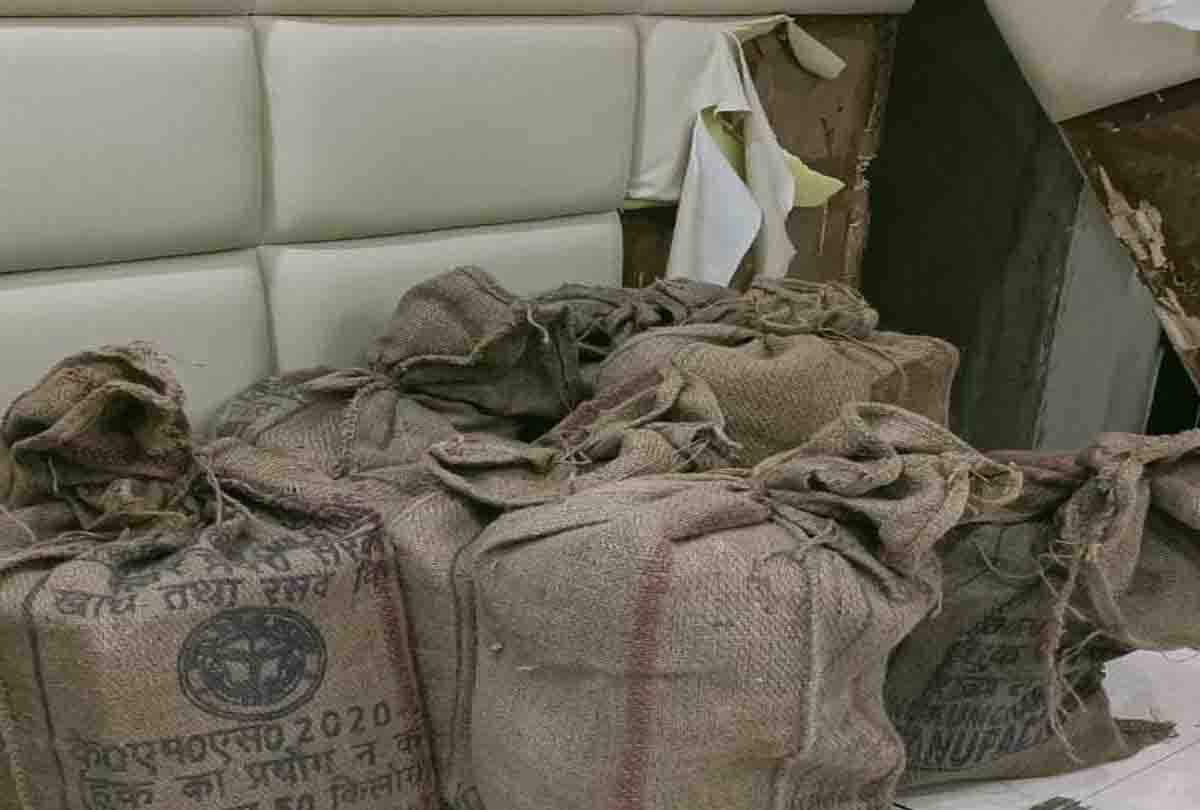 Tax Raid : 110 crore cash, 275 kg gold and silver found