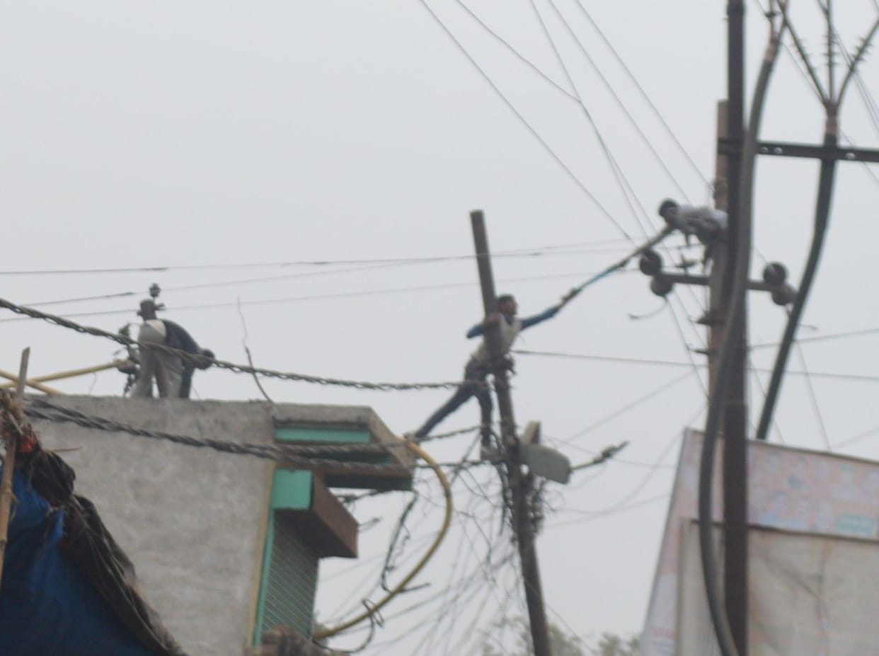 Hathras: In many areas of the city, there is no electricity from morning till evening.