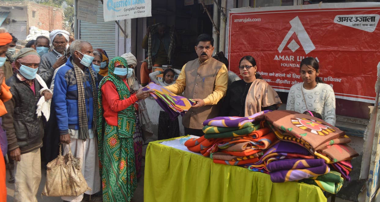 Hathras: Blankets distributed to the needy to avoid cold wave