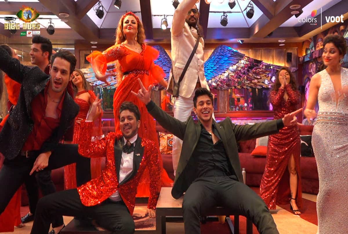 Salman dances with Shahid Kapoor asks him to teach him agal bagal step