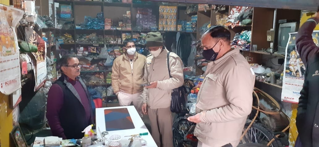Mobile, crockery and other items stolen by breaking the locks of eight shops in Jasur
