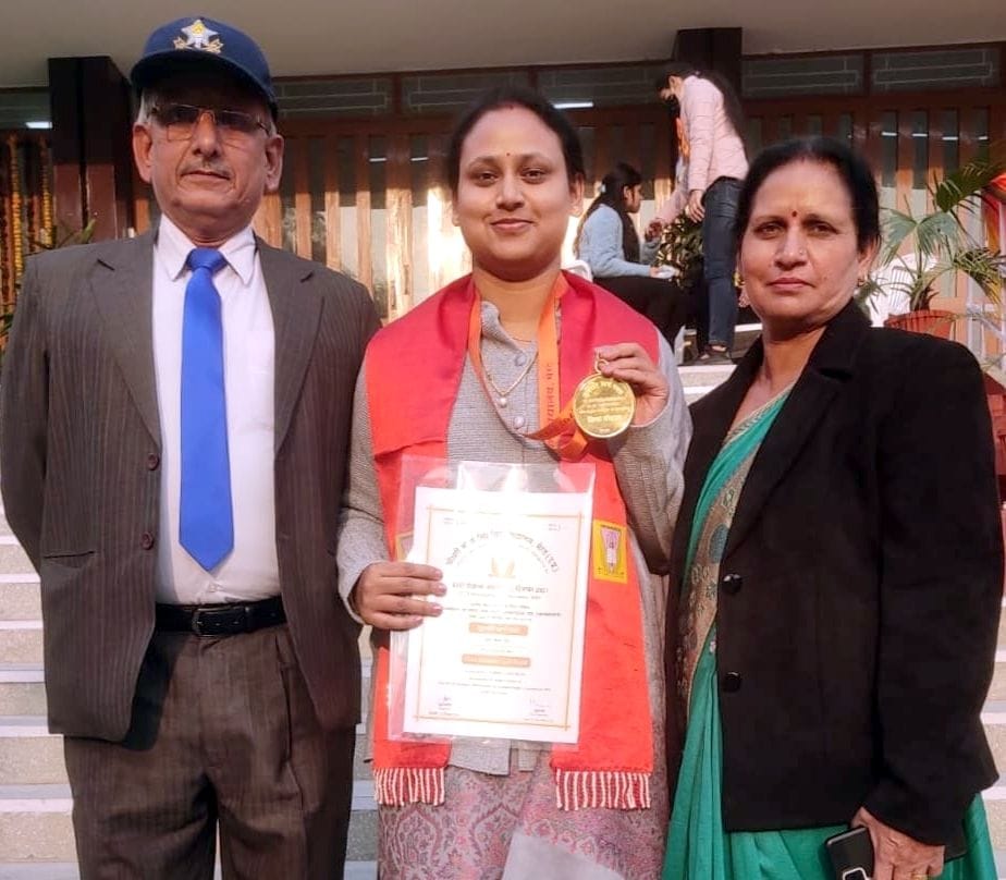 Governor gave gold medal to Vibha Chauhan