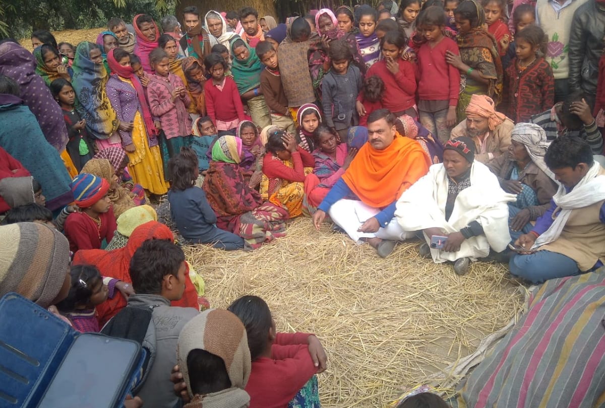 young man died in road accident in Kushinagar family members protesting by keeping dead body