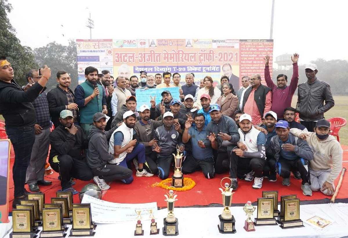 Divyang Cricket Tournament in BHU: UP team won series Madhur Bhandarkar encouraged the players 