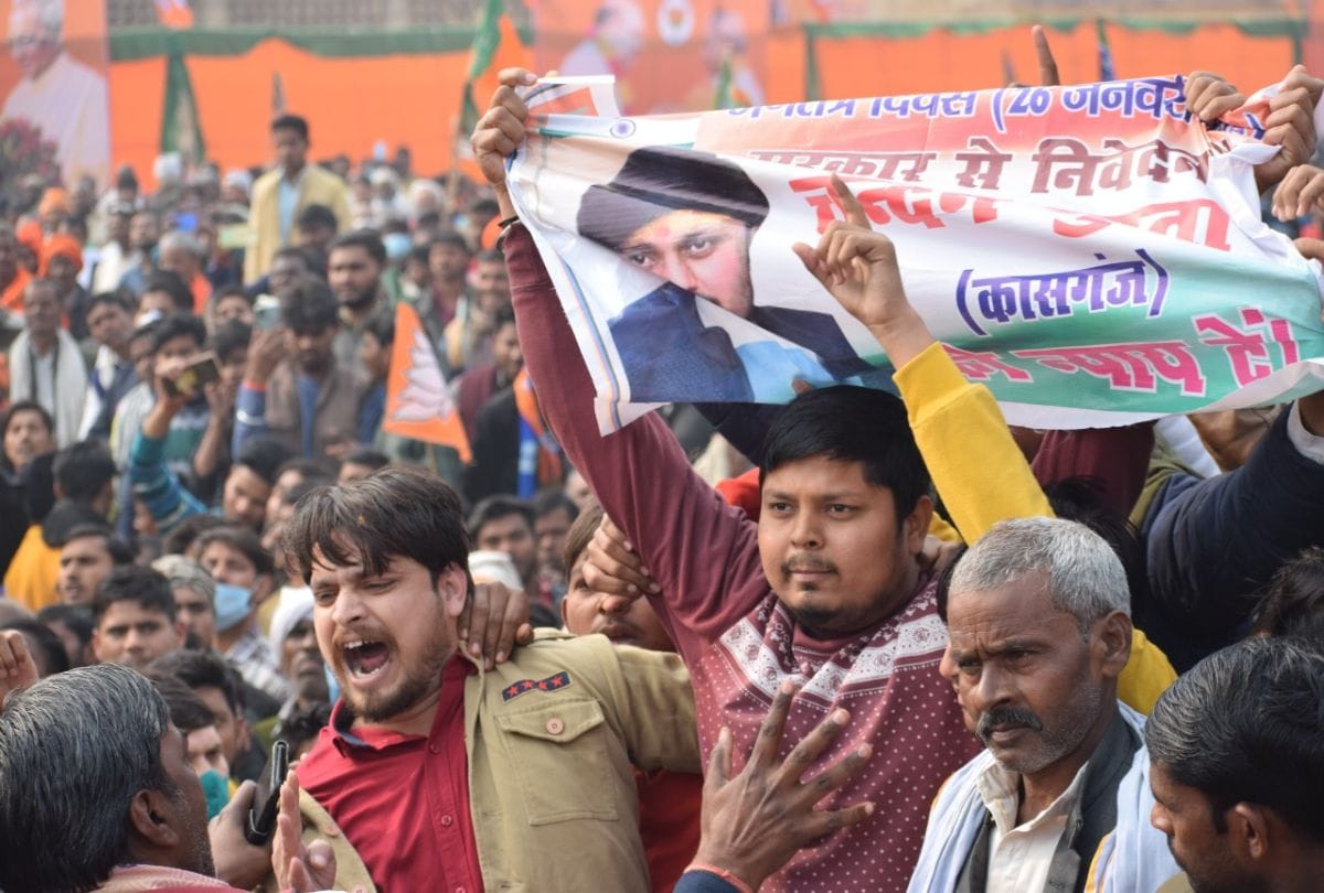 family members protest for justice to Chandan Gupta in Amit Shah public meeting in Kasganj