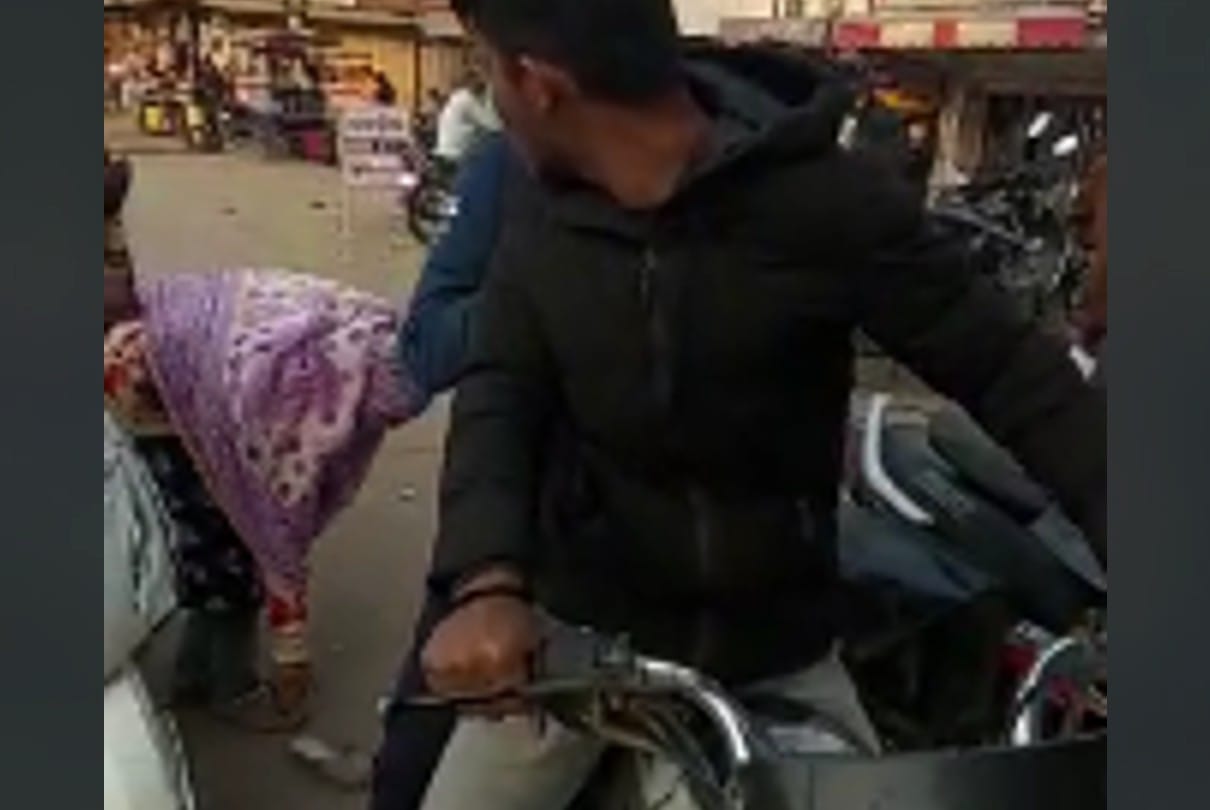Chhatarpur: Scooty-riding girl beats up bike riders with slippers, who disputed overtake, youths ran away