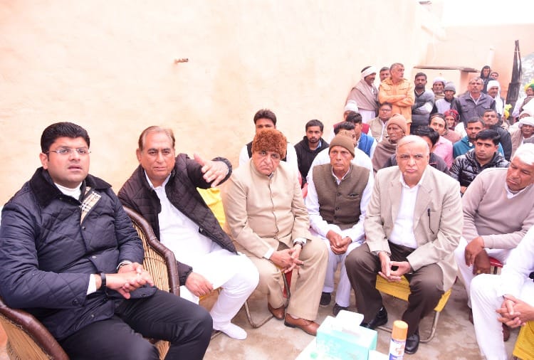 Haryana Deputy Chief Minister Dushyant Chautala reached Mokhara village in Rohtak