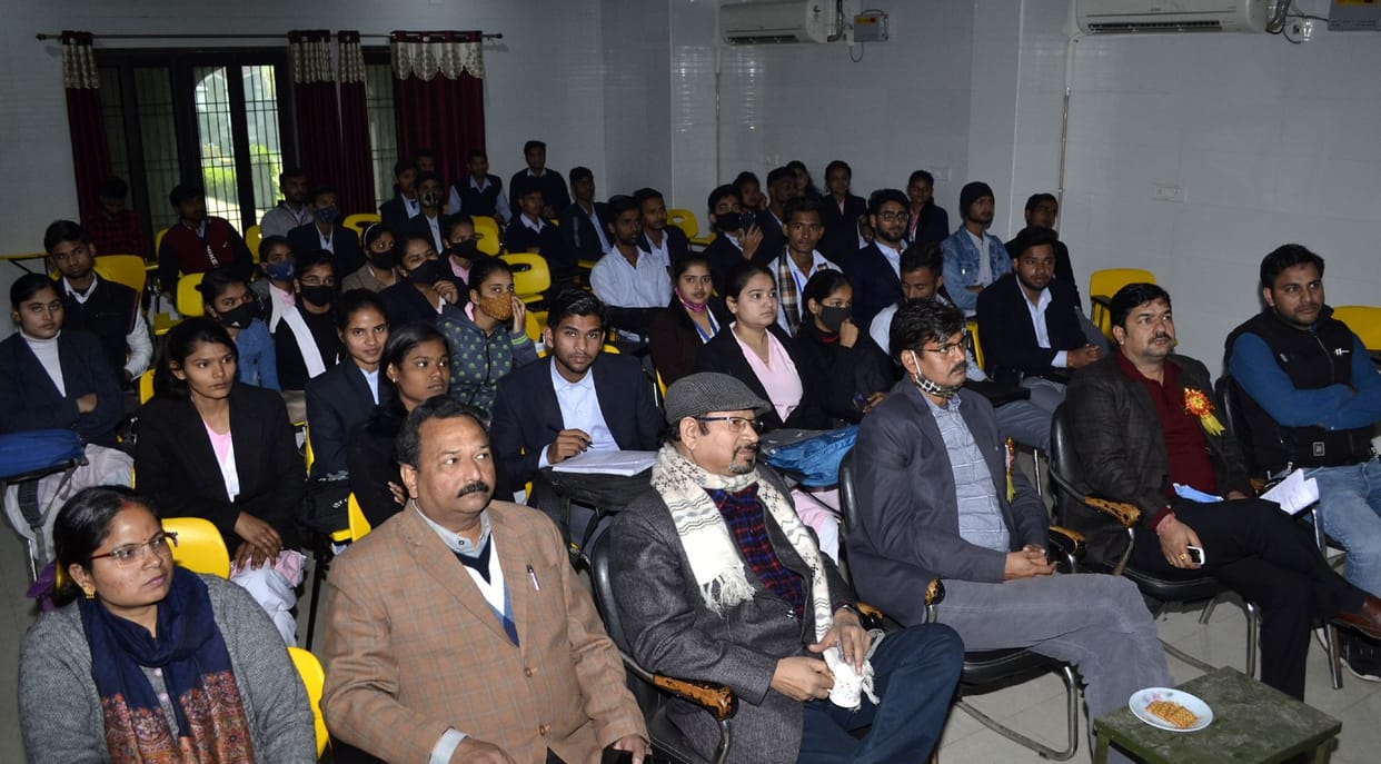 Aligarh: 200 students of the district got smartphone-tablet