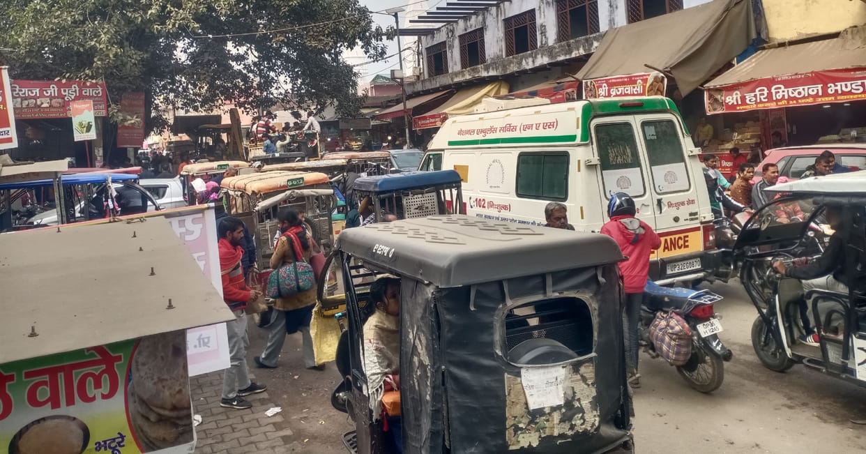 Mathura: Traffic collapsed in Govardhan, ambulance stuck in jam