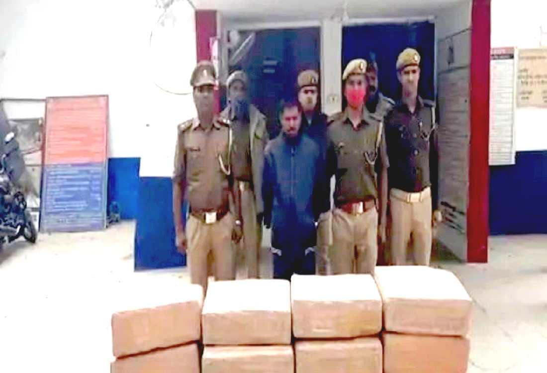 ganja loaded on tractor worth of rs 10 lakh seized in azamgarh police arrested smuggler two absconding