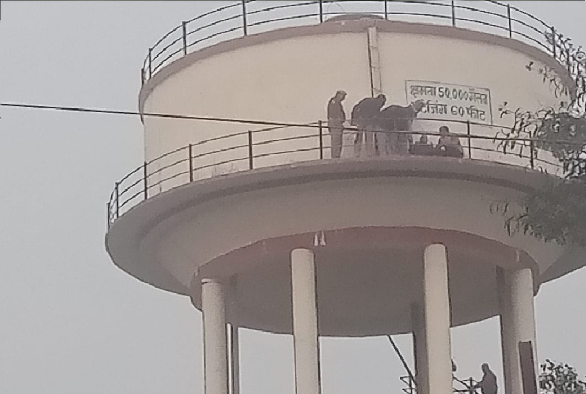 Gorakhpur woman climbed on water tank after dispute on way home