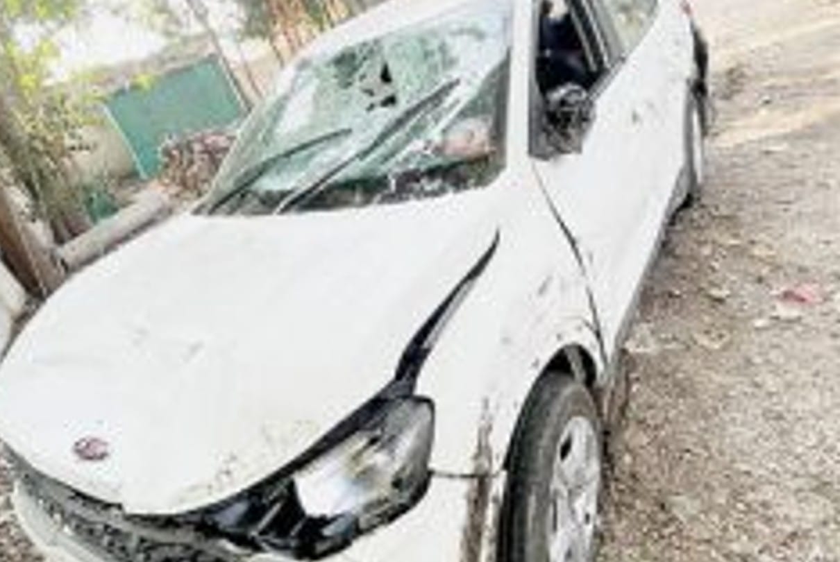 Indore: Car overturned after hitting a farmer going by bicycle, farmer died