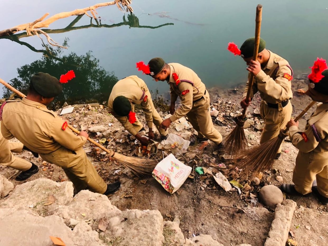 Students carried out cleanliness drive on the banks of Yamuna, Yamunanagar
