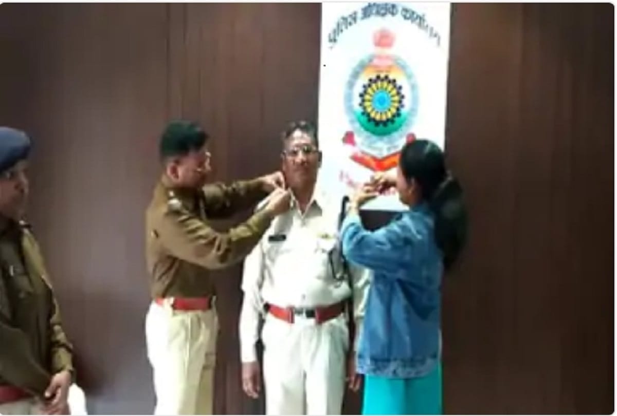 Chhattisgarh: Daughter made father as ASI by putting star in SP office, 21 policemen have got promotion