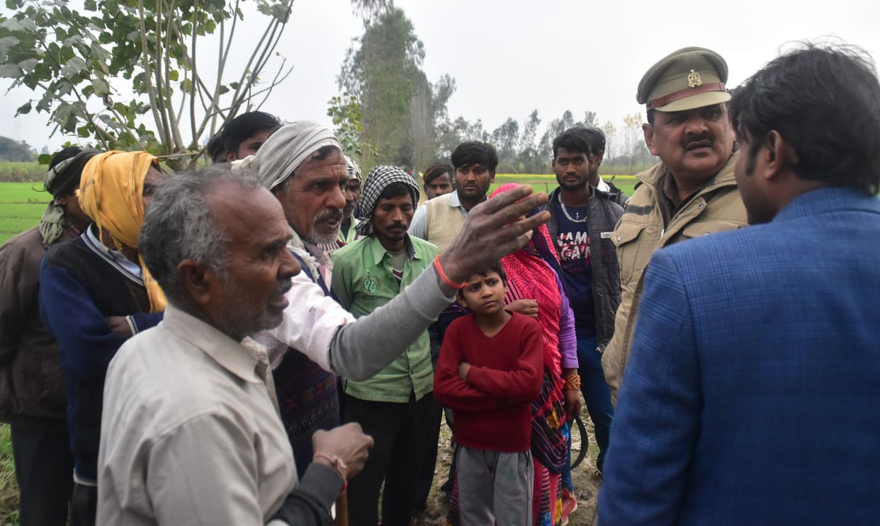 Farmers chased the team that reached to remove 33 thousand KVA power line together with colonizers