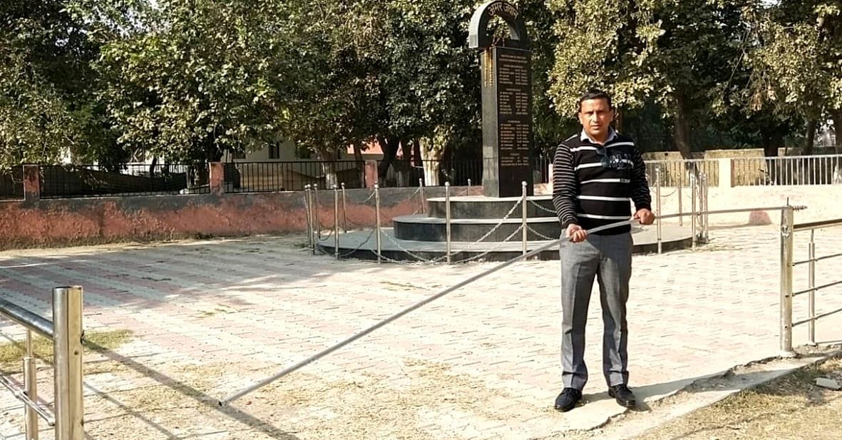 Grill of martyr memorial broken, no arrangement for cleaning