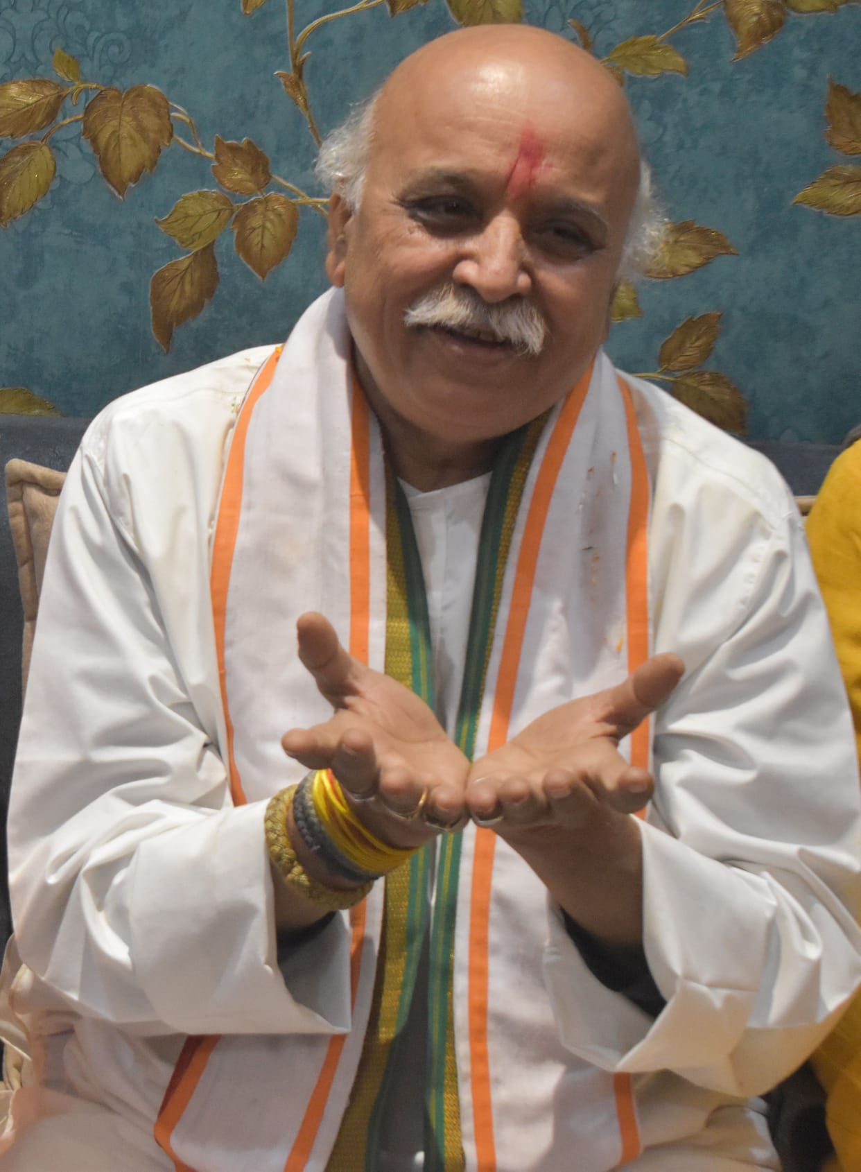Hind wants to Vishwanath tample