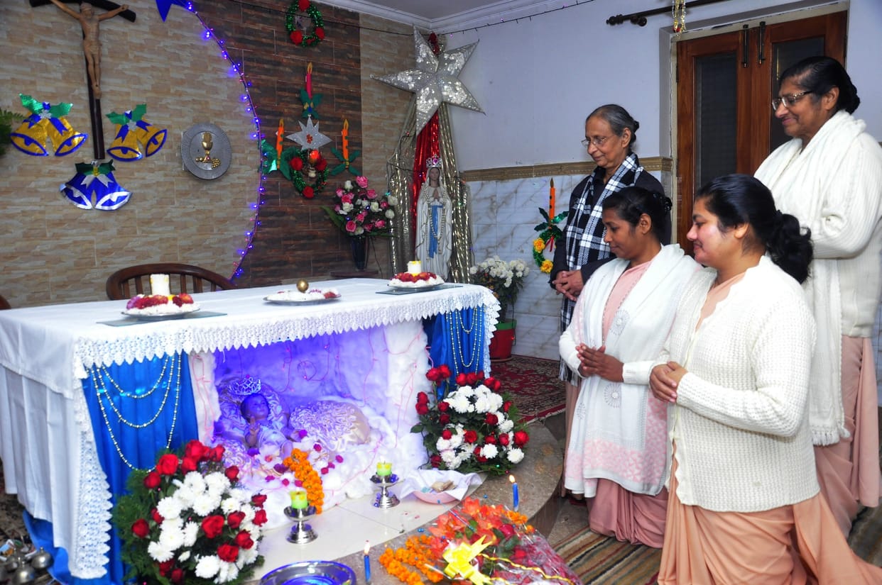 People danced on the birth of Lord Jesus, congratulated