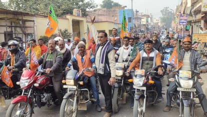 कमालगंज में मुख्य मार्ग पर रैली निकालते भाजपा कार्यकर्ता। संवाद