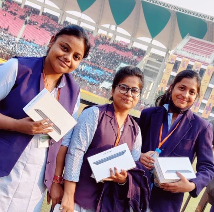 Two hundred students of the district got smartphones