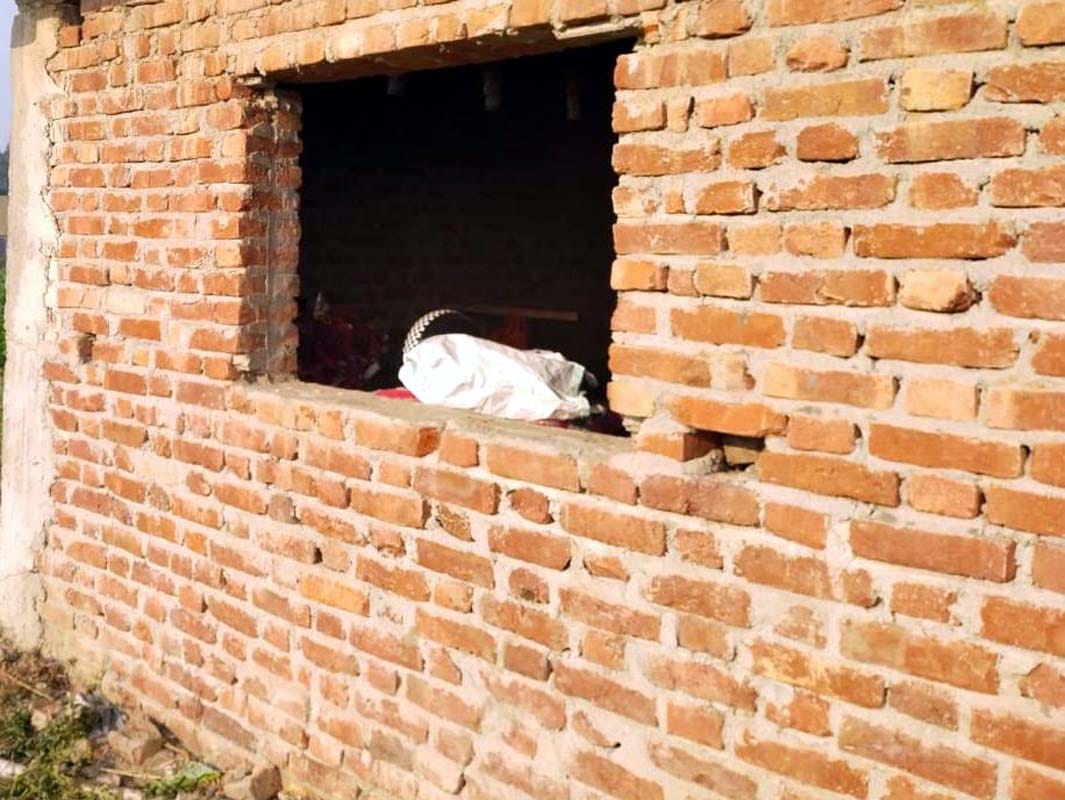 Theft of three lakhs including cash and jewelry by uprooting the window