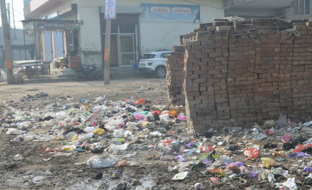 Shopkeeper upset due to non-lifting of garbage, slogans against city council