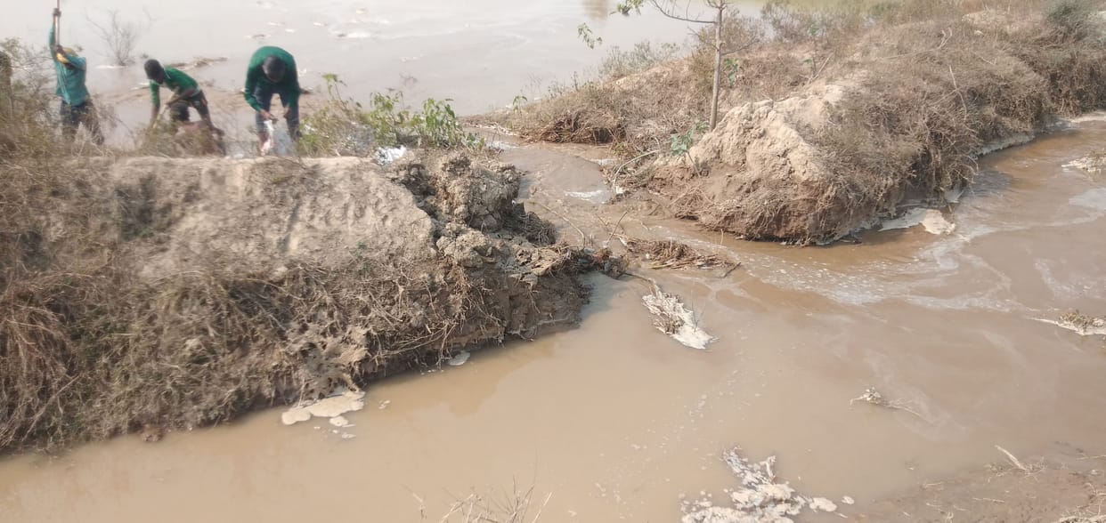 fathepur news,Negligence: Water filled farmers' crops due to cut tracks