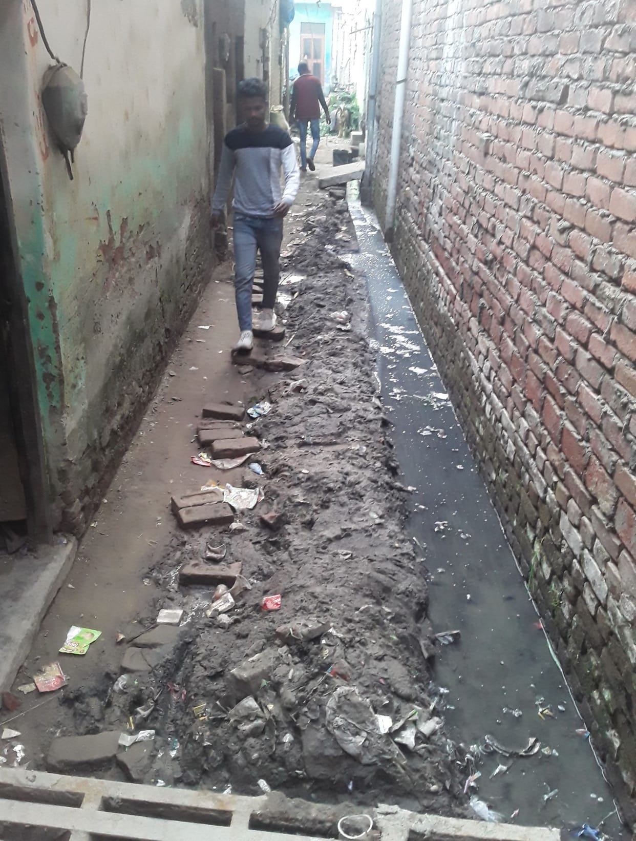 People living in the mud near Christian Maidan