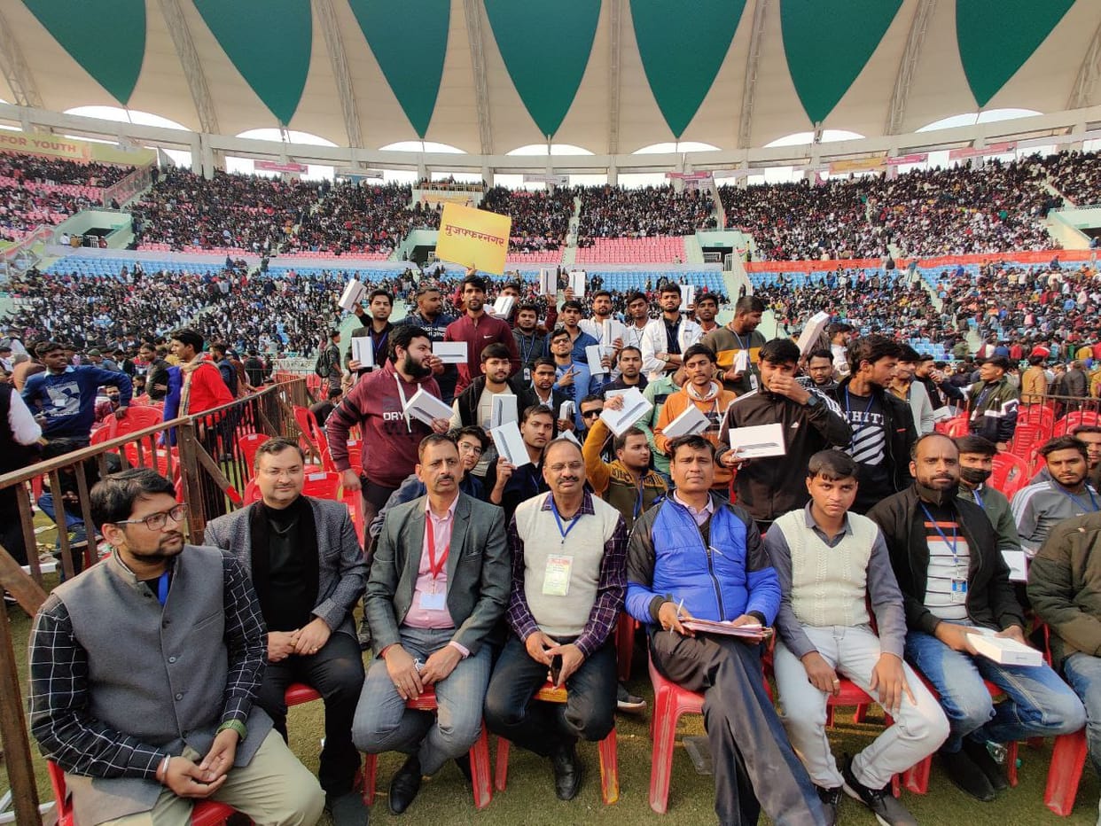 37 thousand students will get tablets, smartphones in the district