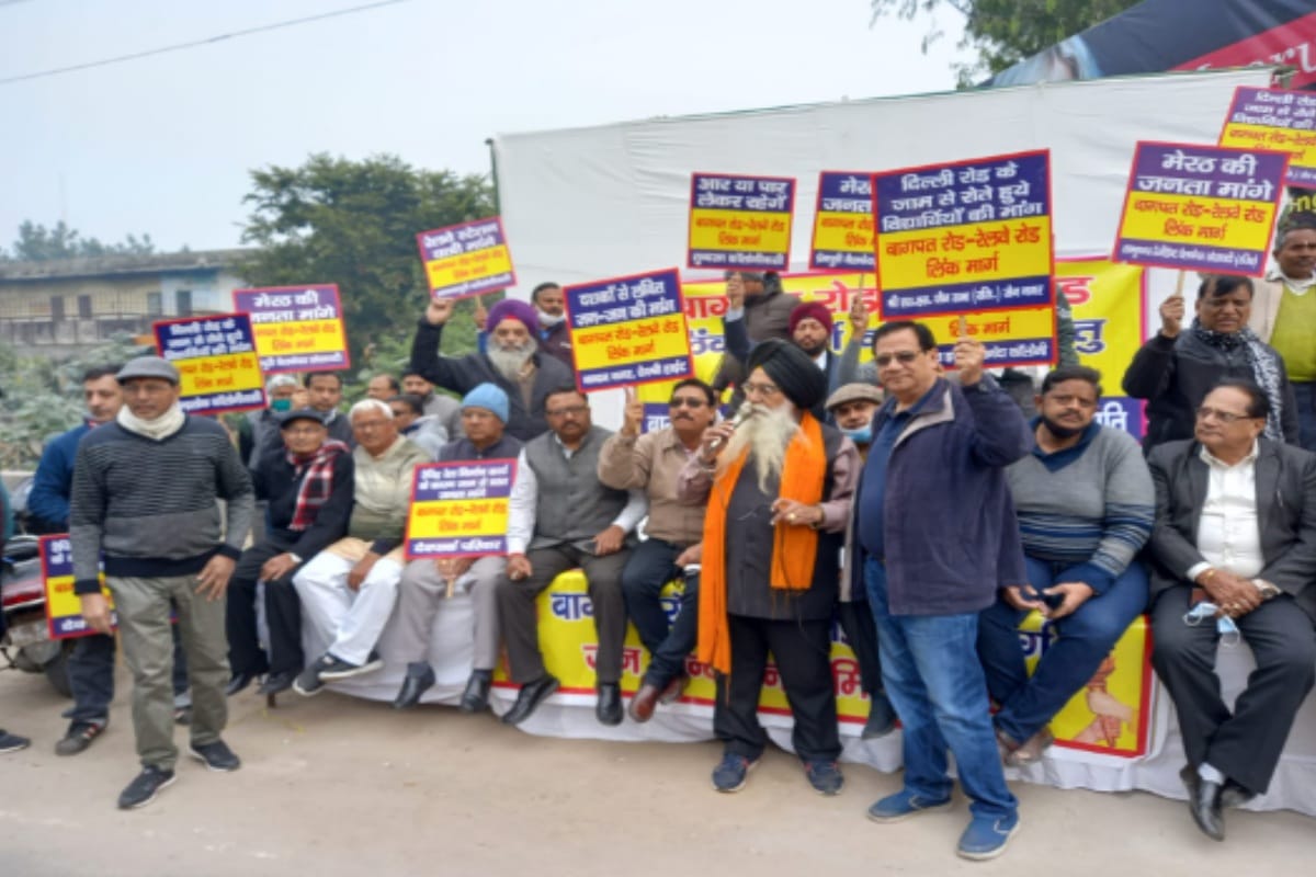 Meerut: For the construction of the link road, the colonists reached the MP's house on Sunday to stage a sit-in