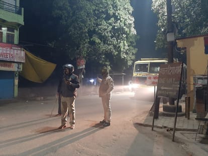 Night Curfew in UP omicron updates mirzapur Police came out on road to follow covid  rules mau SP seen explaining to people